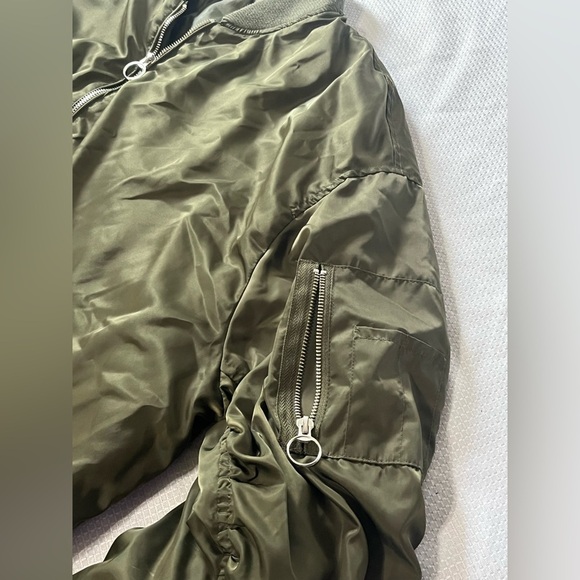 Sincerely Jules Women’s Satin Chic Olive Green Bomber Jacket Zipper Detail - Picture 6 of 16